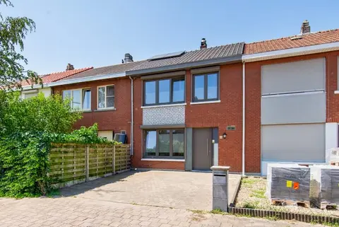 Centraal gelegen, gerenoveerde woning met 3 slpk. en west...