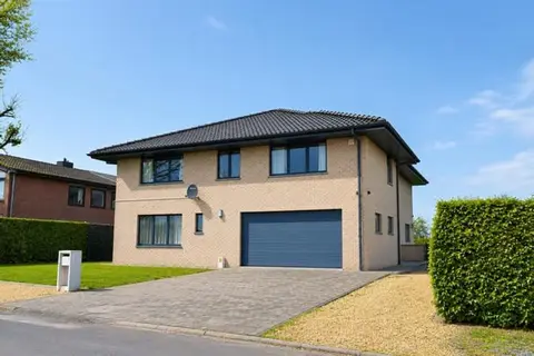 House quietly situated between the fields in Overijse