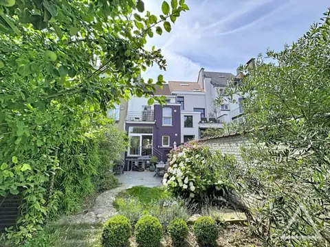 5-bedroom house with garden