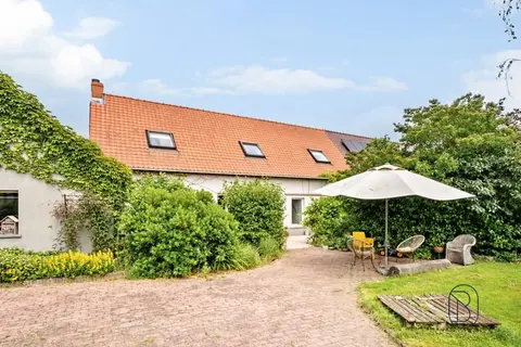 Hidden Home with Views of the Kluisberg
