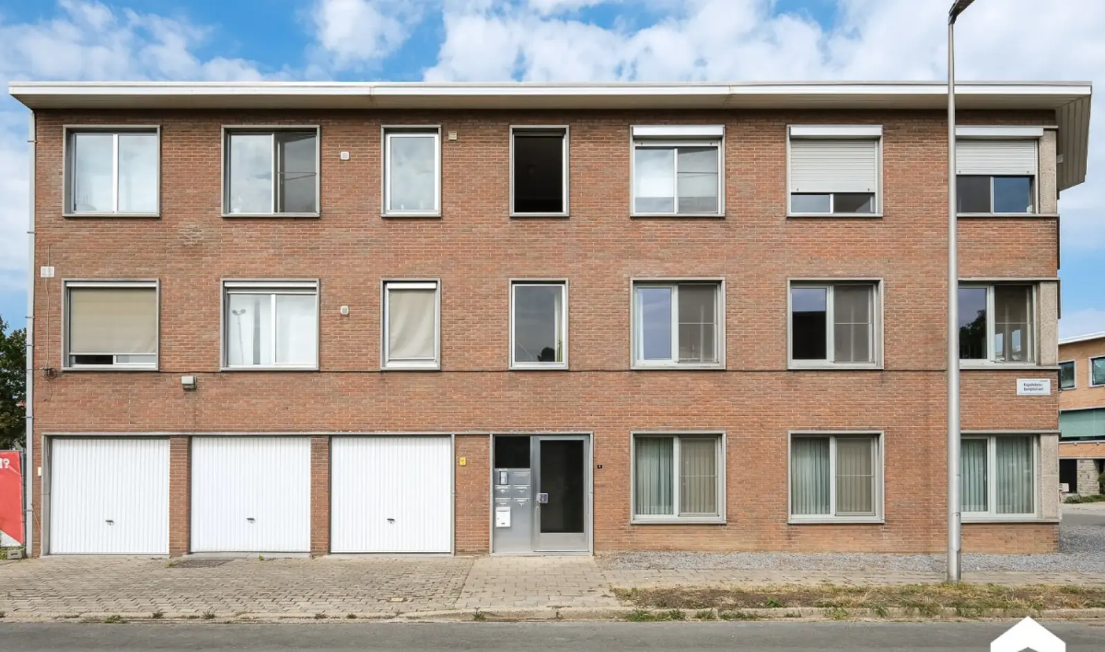 Gerenoveerd appartement met 1 slpk en garage te Hasselt.