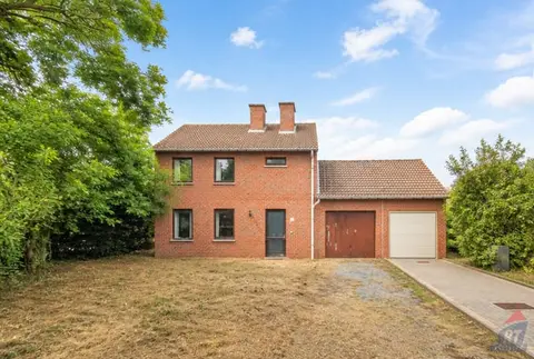 Te renoveren halfopen bebouwing met 3 slaapkamers, garage...