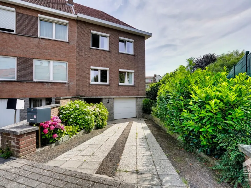 HALFOPEN BEBOUWING MET GARAGE, TUIN EN INRICHTBARE ZOLDER