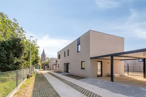 Semi-open, energy-efficient new construction with 3 bedrooms